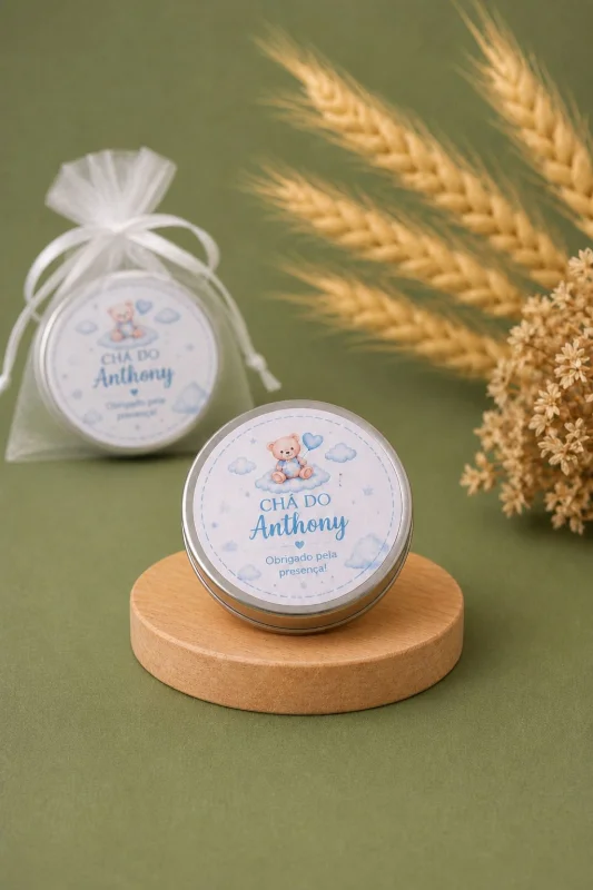 Vela Aromática Latinha Personalizada com adesivo e saquinho de organza