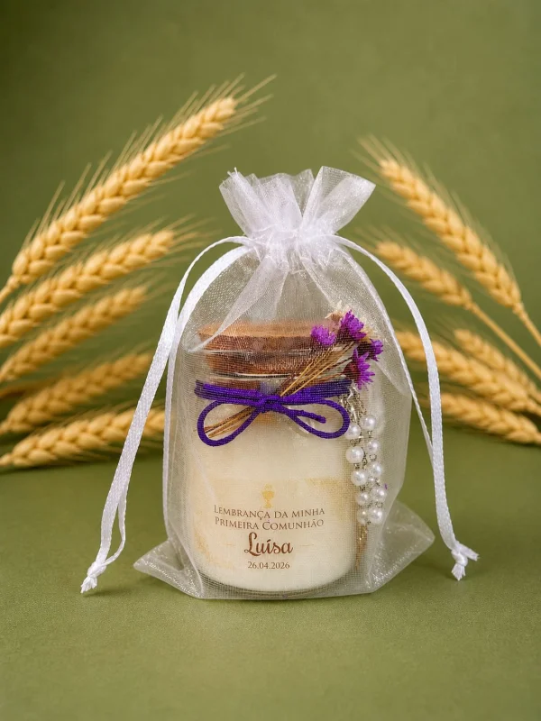 Vela Aromática Personalizada Oval 70g com lacinho, flores, mini terço e saquinho