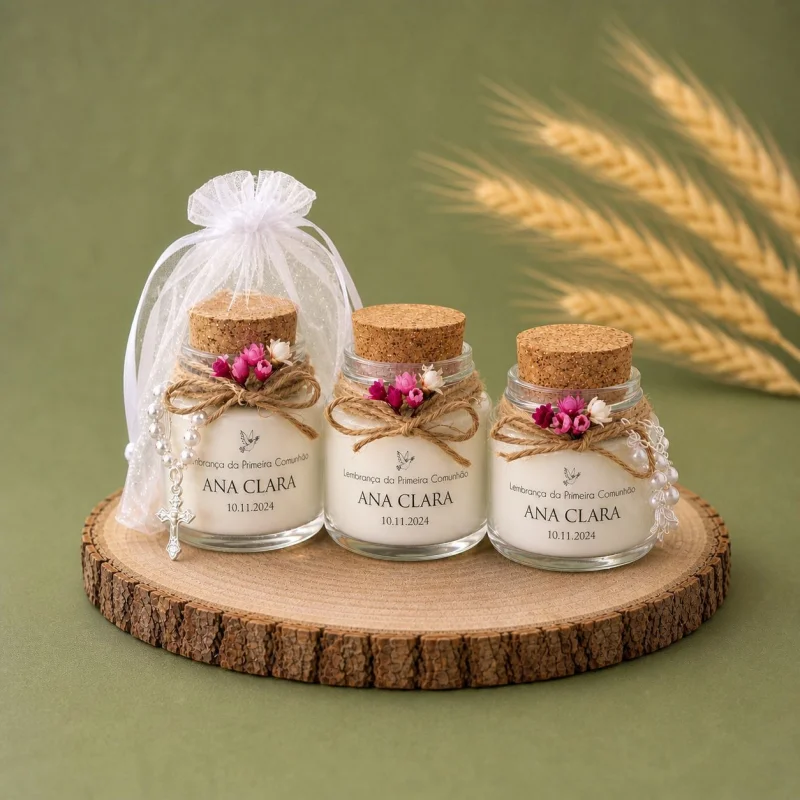 Vela Aromática Personalizada com lacinho, mini terço, flores e saquinho